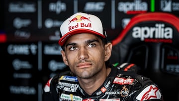 Jorge Martín en el box de Aprilia durante su regreso a MotoGP.