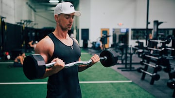 Los ejercicios para fortalecer los bíceps requieren, sobre todo, de mancuernas y barras.