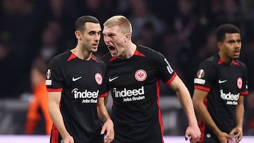 Ellyes Skhiri celebra un gol con Rasmus Kristensen.