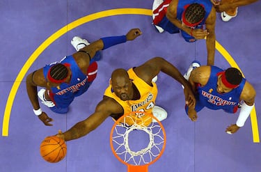 Shaquille Rashaun O'Neal estuvo ocho temporadas en los Lakers haciendo una pareja letal (y algo controvertida) con Kobe Bryant. El resultado, tres anillos con los angelinos (ganó otro con Miami Heat) y siete participaciones en el All Star. Promedió 27 puntos, 11,8 rebotes, 3,1 asistencias y 2,5 tapones por partido. Era un pívot brutal, demoledor en la zona. Imparable y Hall of Fame desde 2016.