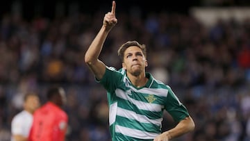 GRA684. MÁLAGA (ESPAÑA), 28/02/2017.- El centrocampista francés del Betis Jonas Martin celebra su gol, primero del equipo frente al Málaga CF, durante el partido de la vigésimo quinta jornada de Liga en Primera División que se juega esta noche en el estadio de La Rosaleda, en Málaga. EFE/Jorge Zapata