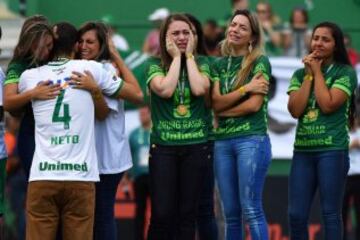 Emotivo homenaje a las víctimas del accidente aéreo de Chapecoense Most of the members of the Chapocoense football team perished in a November 28, 2016 plane crash in Colombia. / AFP PHOTO / NELSON ALMEIDA