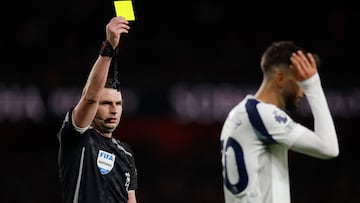 El árbitro inglés Michael Oliver.