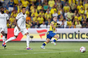 Moleiro, tras dejar atrás a Militao, le marcó así esta temporada al Real Madrid. 