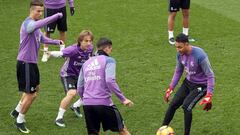 GRA039. MADRID, 09/12/2016.- Los jugadores del Real Madrid Cristiano Ronaldo (i), Luka Modric (2i), Kl&eacute;per Laveran &quot;Pepe&quot; y Keylor Navas (d), durante el entrenamiento realizado hoy en la Ciudad Deportiva de Valdebebas, donde el equipo bla