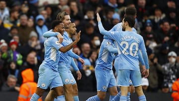 Un centenario Sterling mantiene al City en la cima