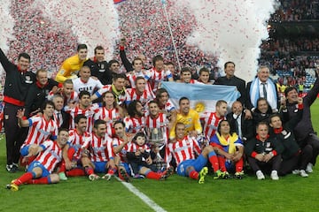 El Atleti lleg¨® invicto a la final de la Copa del Rey.
El partidose jugaba ante el Real Madrid en el Estadio Santiago Bernab¨¦u. Finalmente, el equipo rojiblanco dobleg¨® a su cl¨¢sico rival por 2-1 en la pr¨®rroga. En los 90 minutos, el primer gol lo marc¨® Cristiano Ronaldo y Diego Costa igual¨® para los atl¨¦ticos, ambos en la primera etapa. En la pr¨®rroga, un cabezazo de Miranda decret¨® el resultado final que le dio la victoria al Atl¨¦tico, y cort¨® una racha de 14 a?os sin vencer a su eterno rival en partidos oficiales.