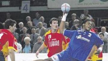 <b>SUPERADOS. </b>En la segunda parte la Selección no pudo contener el enérgico ataque francés y se convirtió en un espectador más.