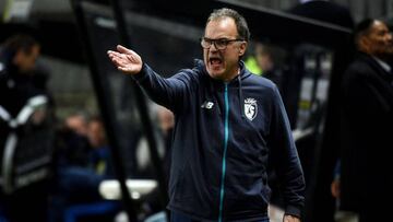 Lille's Argentinian head coach Marcelo Bielsa shouts and gestures during the French L1 football match between Amiens and Lille (LOSC) on November 20, 2017 at the Licorne stadium, in Amiens. / AFP PHOTO / FRANCOIS LO PRESTI