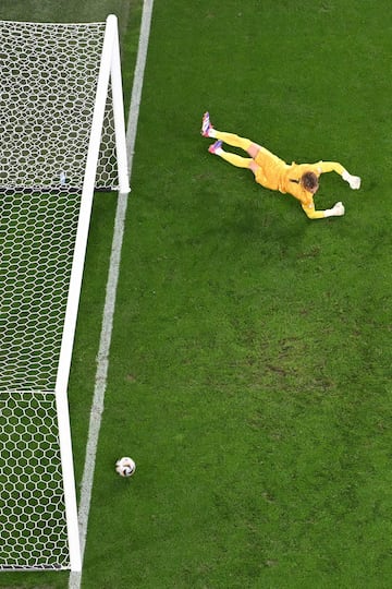 1-2. Cole Palmer asiste al delantero del Aston Villa dentro del área. De espaldas a la portería y con Stefan de Vrij presionando, se revuelve y suelta un derechazo raso y cruzado para superar a Bart Verbruggen.