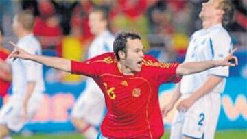 Iniesta celebra su gol.
