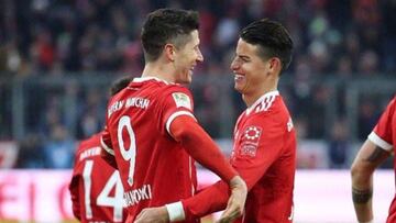 James Rodríguez y Robert Lewandowski celebrando un gol con el Bayern de Múnich.