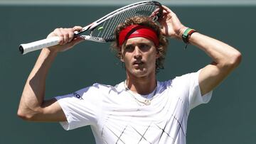 Alexander Zverev se lamenta tras fallar un golpe ante John Isner en la final del Masters 1.000 de Miami.