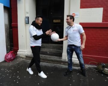 Alexis Sánchez, junto a Santi Cazorla, inauguraron un centro para indigentes en Soho, Londres.