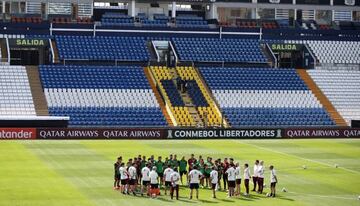 General view as Marcelo Gallardo coach of River Plate talks with the players during a training session at Alejandro Villanueva Stadium on November 21, 2019 in Lima, Peru. River Plate and Flamengo will play the final match of Copa Libertadores 2019 on Satu