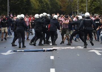 Los seguidores del Sporting de Gijón protagonizaron graves incidentes, con la policía, a la llegada del autobús del Sporting, en las inmediaciones del Molinón.