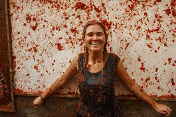 BUNOL, SPAIN - AUGUST 30: Revellers enjoy the atmosphere in tomato pulp while participating the annual Tomatina festival on August 30, 2017 in Bunol, Spain. An estimated 22,000 people threw 150 tons of ripe tomatoes in the world's biggest tomato fight held annually in this Spanish Mediterranean town. (Photo by Pablo Blazquez Dominguez/Getty Images)