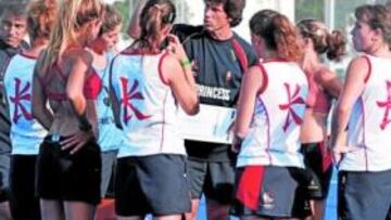 <b>INSTRUCCIONES. </b>Pablo Usoz habla con sus chicas de la Selección.