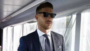 El futbolista Sergio Ramos vestido con traje durante un viaje oficial con el Real Madrid.