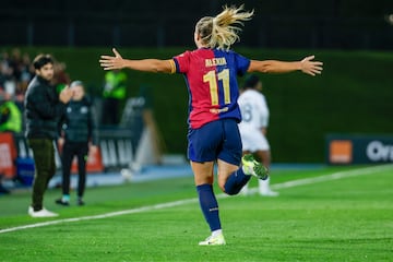 La centrocampista del Barcelona Alexia Putellas celebra tras anotar el 0-4 para su equipo.