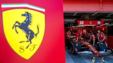 Charles Leclerc en el garaje de Ferrari en la Fórmula 1.