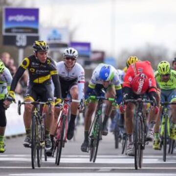 Coquard mira a su izquierda y observa cómo Debusschere le adelanta en el último instante.