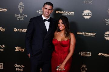 El portero argentino del Aston Villa, Emiliano Martínez, y su esposa Amanda "Mandinha" Martínez posan a su llegada  a la ceremonia de entrega del Balón de Oro 2024.