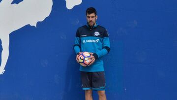 Manu García posa para AS tras un entrenamiento.