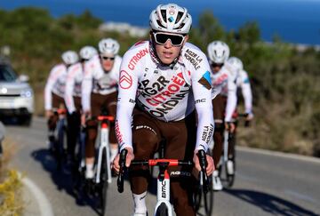 El equipo francés cambia de guardia con la salida de Bardet, Vuillermoz, Geniez y Latour, escaladores y hombres de generales, bastiones durante muchos años del Ag2r, y además incorpora a Citroën como patrocinador. Van Avermaet, Jungels y Calmejane, fichajes, irán a la caza de clásicas y etapas, como Naesen, siempre en la pelea de las competiciones del norte y el pavés. ALTAS: Greg van Avermaet, Bob Jungels, Lilian Calmejane, Ben O’Connor, Michael Schär, Marc Sarreau, Stan Dewulf, Damien Touzé, Gijs van Hoecke, Nicolas Prudhomme y Anthony Julien. BAJAS: Romain Bardet, Alexis Vuillermoz, Alexandre Geniez, Pierre Latour, Quentin Jauregui, Harry Tanfield, Axel Domont, Clément Chevrier, Silvan Dillier y Stijn Vandenbergh.