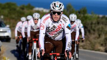 El equipo francés cambia de guardia con la salida de Bardet, Vuillermoz, Geniez y Latour, escaladores y hombres de generales, bastiones durante muchos años del Ag2r, y además incorpora a Citroën como patrocinador. Van Avermaet, Jungels y Calmejane, fichajes, irán a la caza de clásicas y etapas, como Naesen, siempre en la pelea de las competiciones del norte y el pavés. ALTAS: Greg van Avermaet, Bob Jungels, Lilian Calmejane, Ben O’Connor, Michael Schär, Marc Sarreau, Stan Dewulf, Damien Touzé, Gijs van Hoecke, Nicolas Prudhomme y Anthony Julien. BAJAS: Romain Bardet, Alexis Vuillermoz, Alexandre Geniez, Pierre Latour, Quentin Jauregui, Harry Tanfield, Axel Domont, Clément Chevrier, Silvan Dillier y Stijn Vandenbergh.