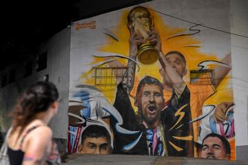 Está situado en el barrio de Palermo, en Buenos Aires. La obra, de unos seis metros de alto y cinco de ancho, ha sido realizada por el artista Maximiliano Bagnasco. En el mural aparece Messi levantando la Copa del Mundo junto al Dibu Martínez, Paulo Dybala y Rodrigo De Paul.