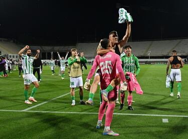 Los jugadores del Betis celebran el pase a su primera final europea tras finalizar el encuentro.