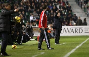 El entrenador del Elche, Fran Escribá, da instrucciones a sus jugadores durante el partido de la decimosexta jornada de Liga de Primera División 