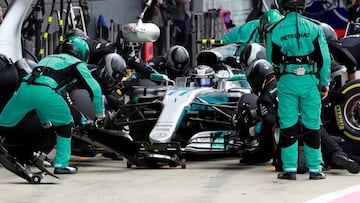 Bottas haciendo un pit stop con el Mercedes en Silverstone.