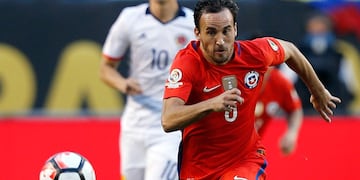 José Pedro Fuenzalida ha demostrado un gran nivel en Universidad Católica y podría ser considerado por el técnico para reforzar la banda derecha de la Roja.