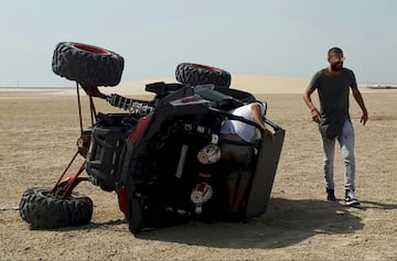 El jugador del Barcelona sufrió una caída mientras conducía un buggy por el desierto de Qatar. Por suerte, el central está bien y no sufrió ningún percance en el accidente 