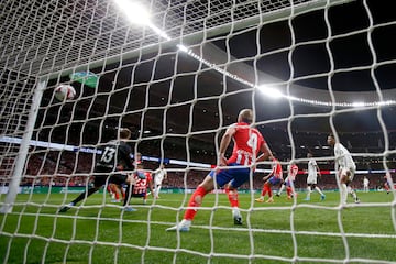 1-0. Falta ensayada. Vinicius la pone al segundo palo, Militao baja el balón, dispara de volea con la derecha,  desvía Marco Llorente y termina superando a Jan Oblak.