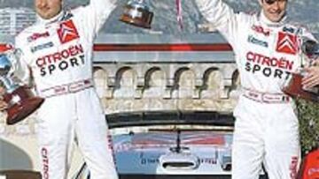 <b>EL DOMINADOR.</b> Loeb y su copiloto celebrando ayer el triunfo.