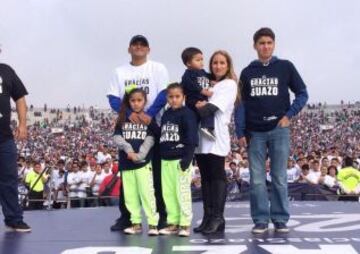 Humberto Suazo subió con su familia al escenario preparado para dirigir unas palabras hacia el público presente.