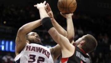 Mike Scott (32) ante Jonas Valanciunas (17).