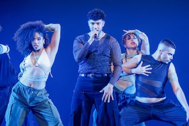 Kenneth actúa durante la gala final del Benidorm Fest 2026.