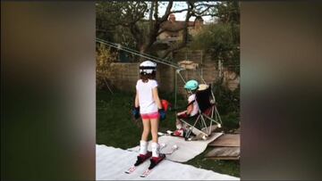 Increíble como se las ingenia para esquiar en casa con sus hijas