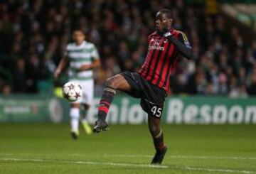 El delantero italiano del AC Milán Mario Balotelli en el momento del Gol que es anulado por fuera de juego, durante el partido de fútbol del grupo H de la UEFA Champions League entre el Celtic y el AC Milan en el Celtic Park de Glasgow