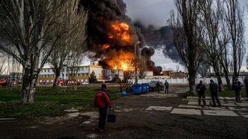 03 April 2022, Ukraine, Odessa: Smoke rises from a fuel depot after five Russian missiles hit the fuel refinery in Odessa. Photo: Vincenzo Circosta/ZUMA Press Wire/dpa
Vincenzo Circosta/ZUMA Press Wir / DPA
03/04/2022 ONLY FOR USE IN SPAIN