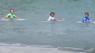 Tres surfistas miran a la playa ante la falta de olas en el Outerbanks Pro, QS1000 de la WSL. 