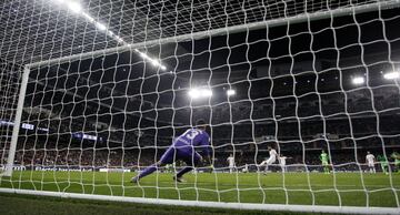 4-0. Karim Benzema marcó de penalti el cuarto tanto.