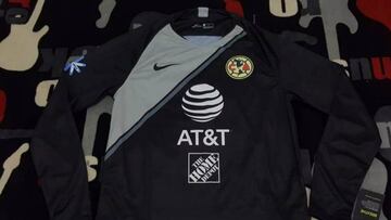 El modelo es muy similar al que se ha filtrado en los recientes días. Los patrocinadores se combinan con el color de la playera.