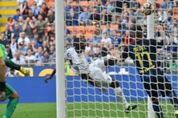 El defensa colombiano terminó siendo la gran figura del partido tras su enorme gol al minuto 96, en el clásico Milan vs. Inter que dejó un empate 2-2.