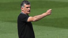 MADRID, 03/04/2021.- El entrenador del Eibar Jos&eacute; Luis Mendilibar, durante el partido contra el Real Madrid, en la jornada 29 de LaLiga celebrado este s&aacute;bado en el estadio Alfredo Di St&eacute;fano en Madrid. EFE/ Kiko Huesca