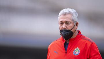 Por tercera vez, Chivas despide a su entrenador a una semana del Clásico Nacional